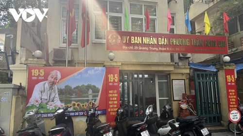 Hà Nội trang hoàng cờ hoa rực rỡ kỷ niệm 134 năm ngày sinh Bác Hồ - ảnh 12