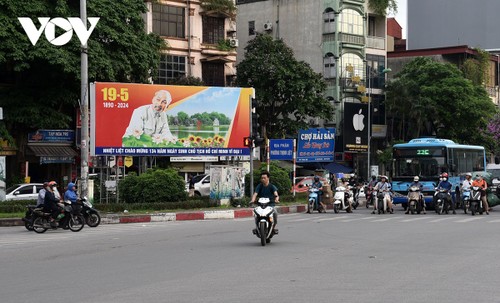 Hà Nội trang hoàng cờ hoa rực rỡ kỷ niệm 134 năm ngày sinh Bác Hồ - ảnh 17