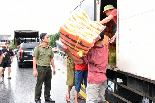 Người dân vùng lũ Thái Nguyên ấm lòng nhận nhu yếu phẩm cứu trợ từ đồng bào - ảnh 8