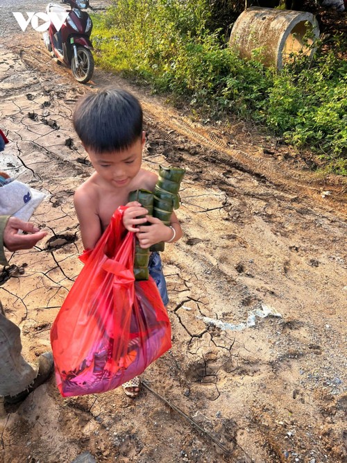 Xúc động những hình ảnh tiếp sức người dân Làng Nủ và vùng lũ - ảnh 4