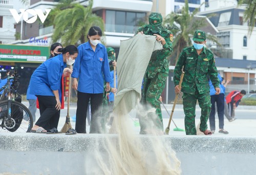 Quảng Ninh tổng vệ sinh dọn dẹp bãi biển và phố phường - ảnh 9