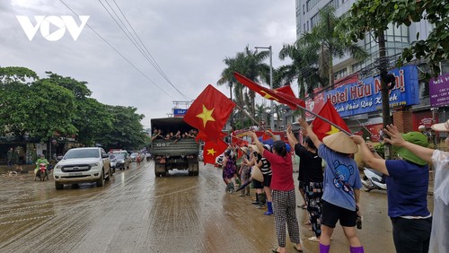 Người dân vùng lũ Yên Bái bịn rịn chia tay bộ đội - ảnh 11