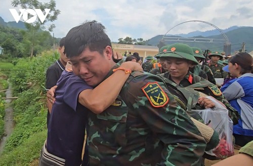 Xúc động ngày bộ đội chia tay Làng Nủ - ảnh 8