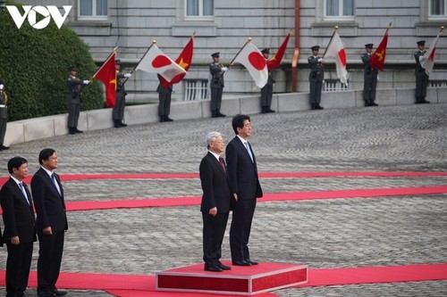 安倍元首相 ベトナム国民の親しい友人 - ảnh 1