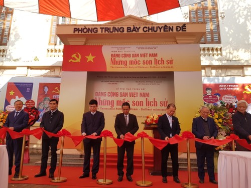 「ベトナム共産党・歴史的な節目」展示会 - ảnh 1