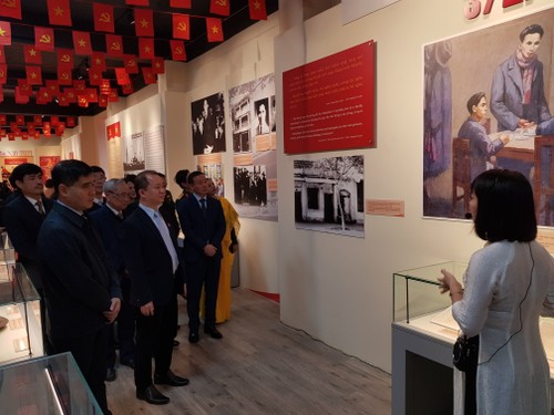 「ベトナム共産党・歴史的な節目」展示会 - ảnh 2