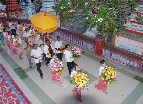 南部クメール族の人々 お正月「チョル・チャナム・トマイ」を祝う - ảnh 1