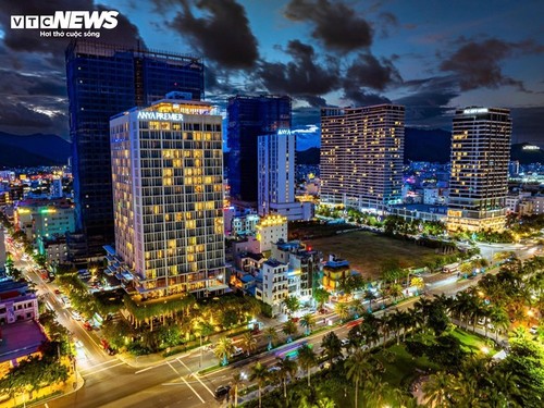 クイニョン市の海辺の街を彩る幻想的な夜景 - ảnh 11