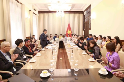 JICA海外協力隊ベトナム派遣30年 隊員が外務省次官を表敬 - ảnh 1