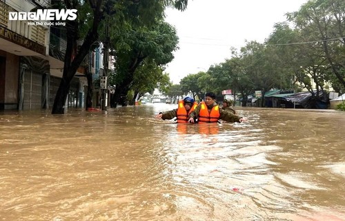 中南部の豪雨・洪水の全容：数万戸が深刻な浸水、住民は屋根瓦を外して必死の救助要請 - ảnh 11