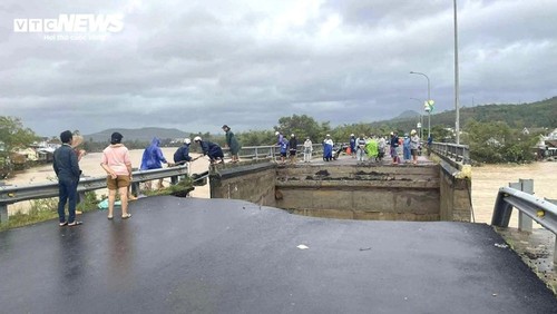 中南部の豪雨・洪水の全容：数万戸が深刻な浸水、住民は屋根瓦を外して必死の救助要請 - ảnh 13
