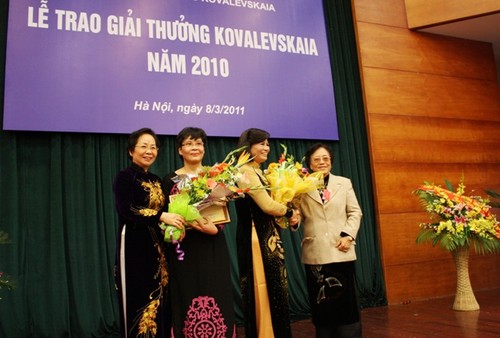 Menyampaikan hadiah  Kovalevskaia kepada dua ilmuwan wanita Vietnam - ảnh 1