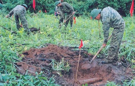 “清除越南战后遗留爆炸物”座谈会在河内举行 - ảnh 1