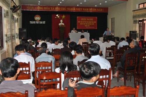 河内市人民议会第四次会议结束后，代表与选民进行接触  - ảnh 1