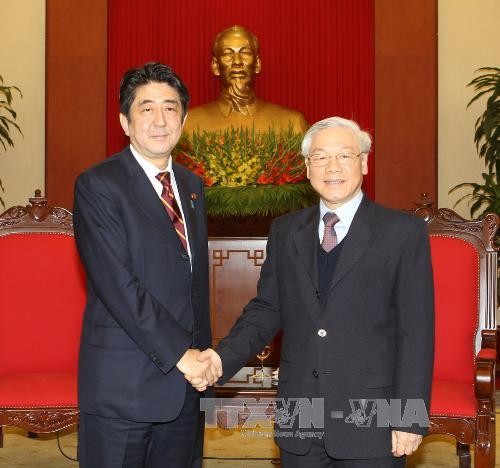 阮富仲张晋创阮晋勇分别与日本首相安倍晋三举行会见和会谈 - ảnh 2