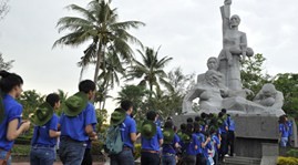 河内团市委举行“优秀大学毕业生与家乡海洋海岛” 座谈会 - ảnh 1