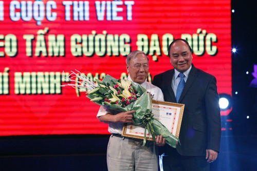 “2013-2014年学习胡志明主席道德榜样”征文比赛颁奖仪式在河内举行 - ảnh 2