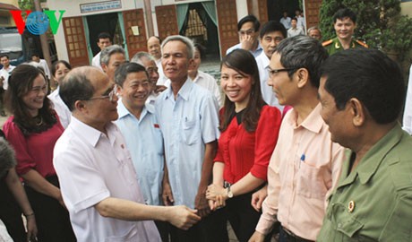 越南国会主席阮生雄与河静省锦川县选民进行接触 - ảnh 1