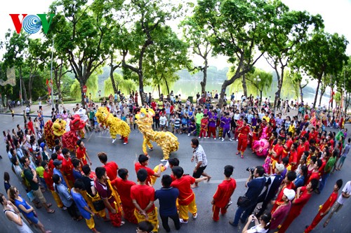 河内举行多项精彩活动庆祝首都解放60周年 - ảnh 4