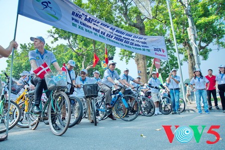 国内外代表和首都青年出席在河内举行的和平文化日游行活动 - ảnh 1