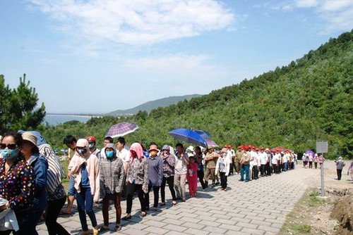 四三零和五一假期全国各地多处景点吸引众多游客 - ảnh 1