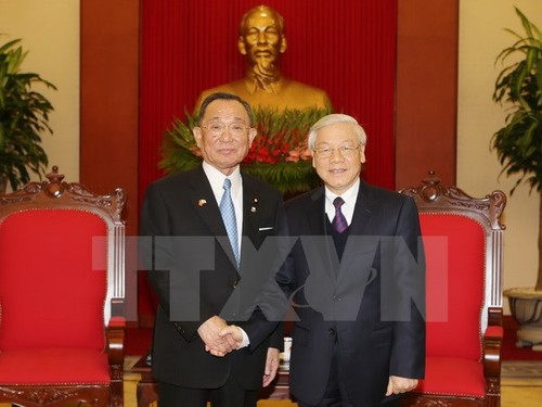 越共中央总书记阮富仲会见日本国会参议院议长山崎正昭 - ảnh 1