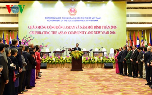 阮晋勇主持东盟共同体建成和2016年丙申春节庆祝晚宴 - ảnh 1