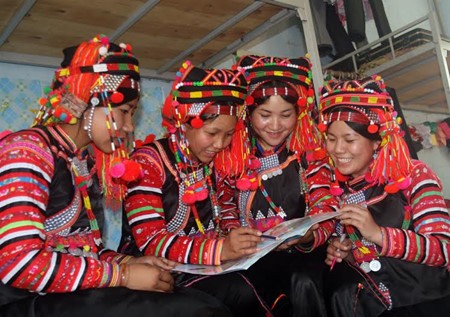 哈尼族民族服装的独特魅力 - ảnh 1