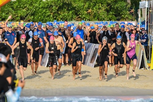 IRONMAN 70.3岘港站比赛：1600多名运动员参赛 - ảnh 1