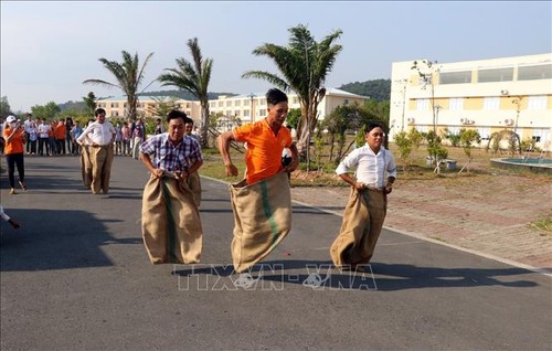 帮助贫困工人和劳动者及边境地区儿童过好年 - ảnh 1