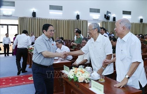 越南政府总理范明政与芹苴市选民接触 - ảnh 1