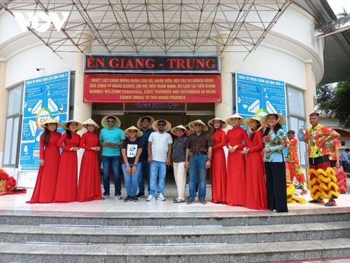 前江省接待新冠肺炎疫情得到控制以来最大的国际旅游团 - ảnh 1