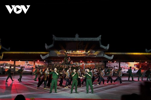 纪念荣军烈士节75周年的艺术表演活动 - ảnh 1