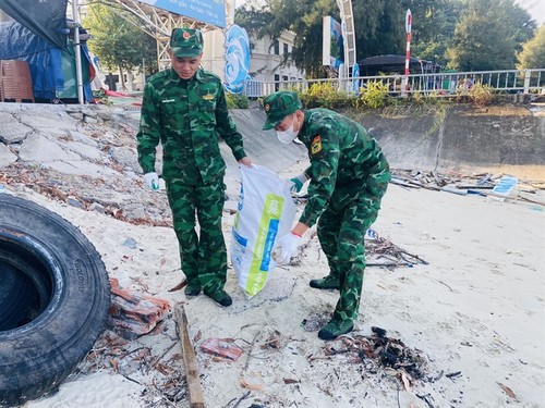 广宁省姑苏岛县捡拾垃圾、清理大海 - ảnh 1