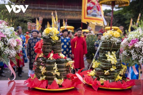 敬献春色仪式：将各地物产奉祭先辈 - ảnh 10