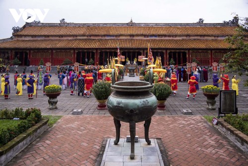 敬献春色仪式：将各地物产奉祭先辈 - ảnh 12