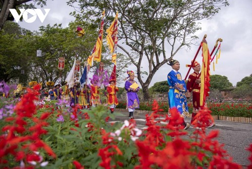 敬献春色仪式：将各地物产奉祭先辈 - ảnh 1