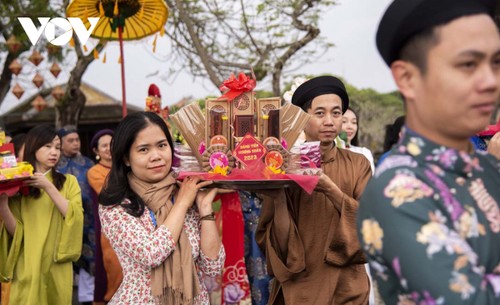 敬献春色仪式：将各地物产奉祭先辈 - ảnh 3