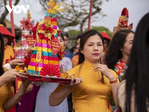 敬献春色仪式：将各地物产奉祭先辈 - ảnh 4