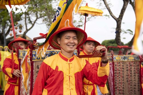 敬献春色仪式：将各地物产奉祭先辈 - ảnh 5