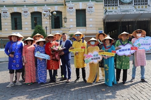 疫情过后，中国第一批旅游团抵达胡志明市 - ảnh 1