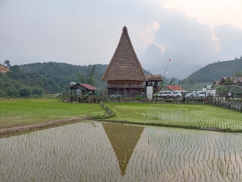 昆嵩省色当族微乐奥社区旅游村公布仪式举行 - ảnh 1