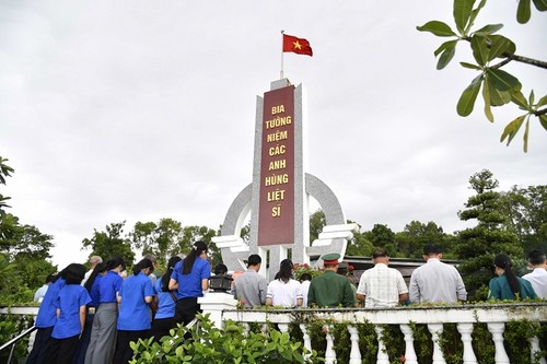 越南海军第五区组织看望慰问政策优抚家庭 - ảnh 1