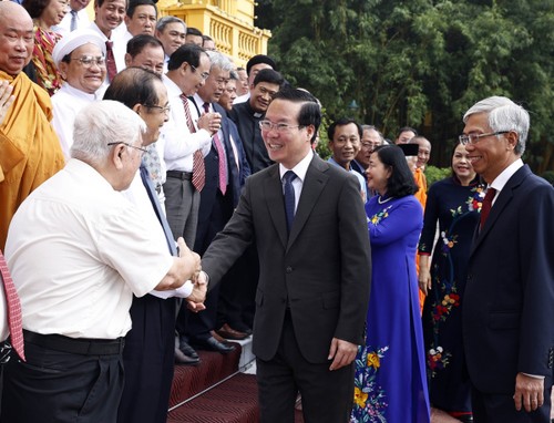 越南国家主席武文赏会见胡志明市神职人员、知识分子、先进典型代表 - ảnh 1