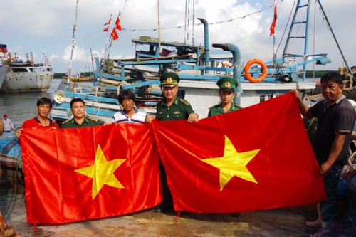 巴地头顿省向渔民赠送国旗 - ảnh 1