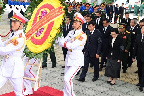 大量民众和国际友人在国葬期间吊唁阮富仲总书记 - ảnh 2