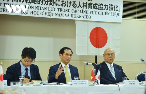 越南外交部长裴青山与日本北海道大学师生座谈 - ảnh 1