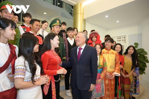 125名优秀少数民族青年学生获表彰 - ảnh 1