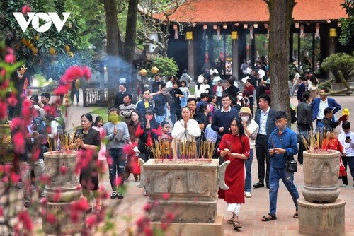 越南文化之美：年初到寺庙烧香拜佛 - ảnh 4