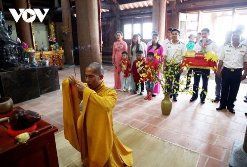 越南文化之美：年初到寺庙烧香拜佛 - ảnh 8